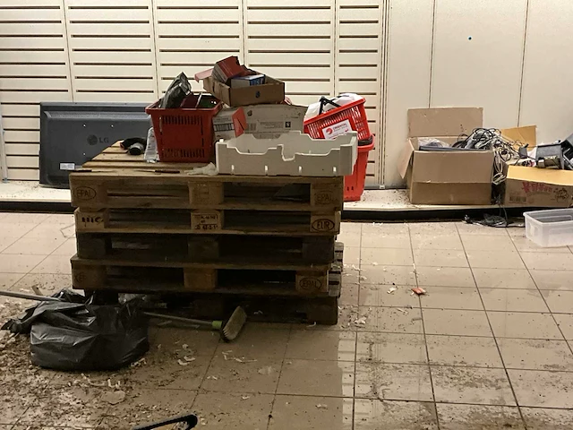 85x europallet + 4x palletkooi - afbeelding 6 van  8