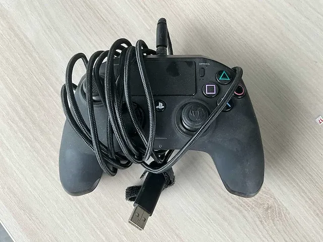 8x diverse game controllers - afbeelding 5 van  12