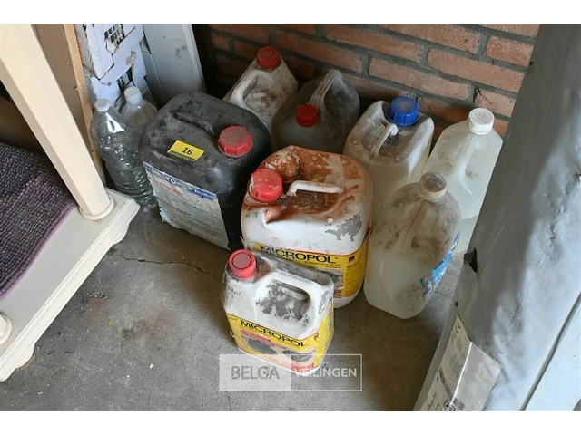 8x jerrycans gebruikt - afbeelding 1 van  2