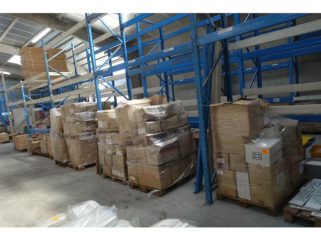 8x pallet sanitair toebehoren - afbeelding 1 van  24