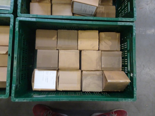 8x stapelbare kunststof bak + inhoud - afbeelding 3 van  12