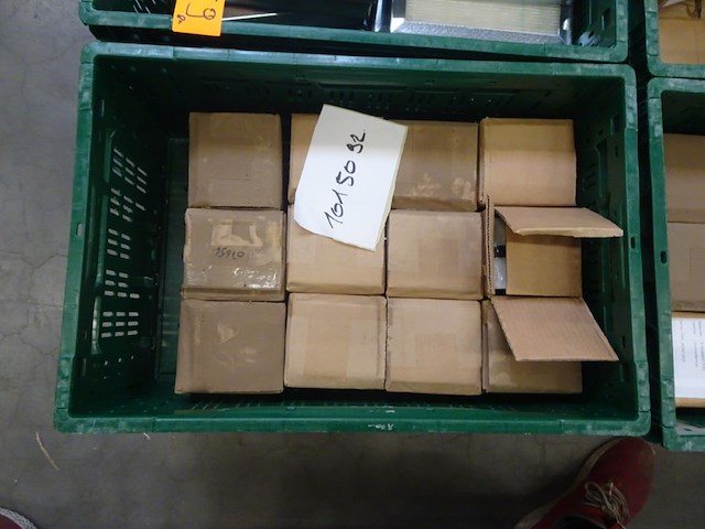 8x stapelbare kunststof bak + inhoud - afbeelding 4 van  12