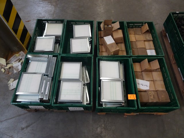 8x stapelbare kunststof bak + inhoud - afbeelding 1 van  12