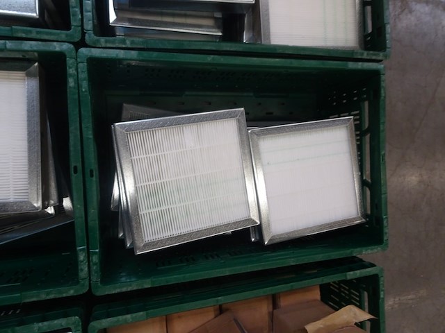 8x stapelbare kunststof bak + inhoud - afbeelding 9 van  12