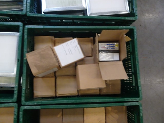 8x stapelbare kunststof bak + inhoud - afbeelding 11 van  12