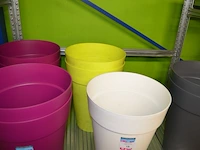 9 bloempot elho 22 liter: 4 x fuchsia, 2x groen, 2x grijs, 1x wit - afbeelding 2 van  3