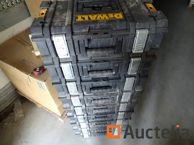 9 dewalt stapelbare gereedschapskisten (clip-on tussen hen) - afbeelding 1 van  5
