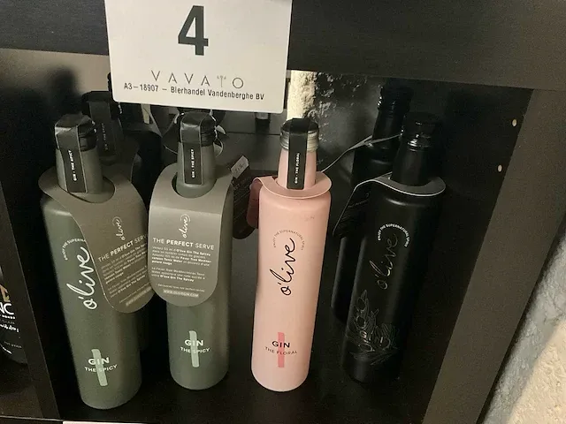 9 diverse flessen gin o’live - afbeelding 2 van  2