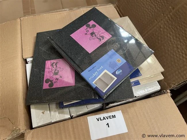 Div. goederen: wo. grote partij huisdieren toebehoren, paardensport materiaal, verf, vestiaire, eet- en drankbonnetjes, kruidenmolens enz.