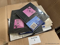 9 dozen, aan 48 schrijfboekjes per doos