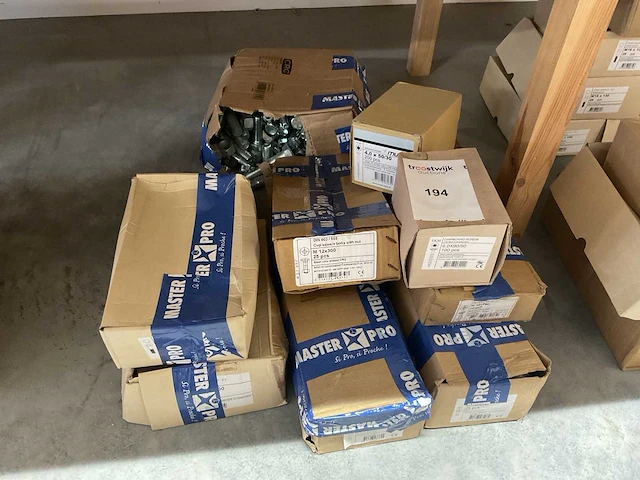 9 dozen bouten - afbeelding 1 van  7