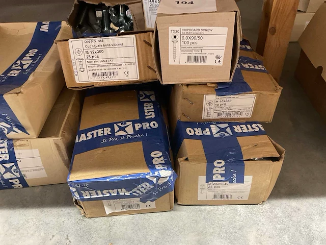 9 dozen bouten - afbeelding 4 van  7