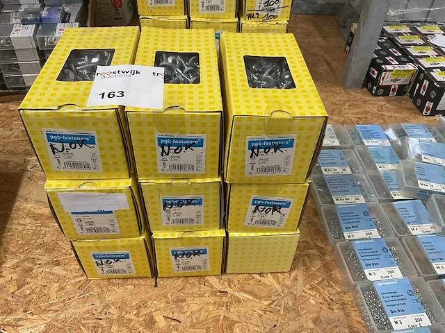 9 dozen dakschroeven - afbeelding 1 van  4