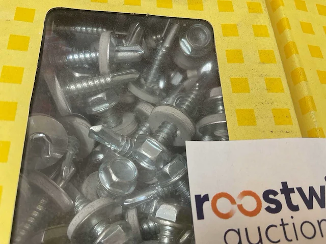9 dozen dakschroeven - afbeelding 2 van  4