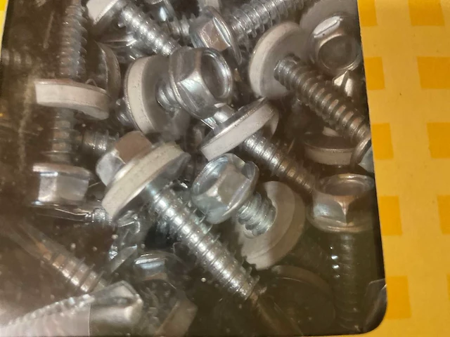 9 dozen dakschroeven - afbeelding 2 van  4