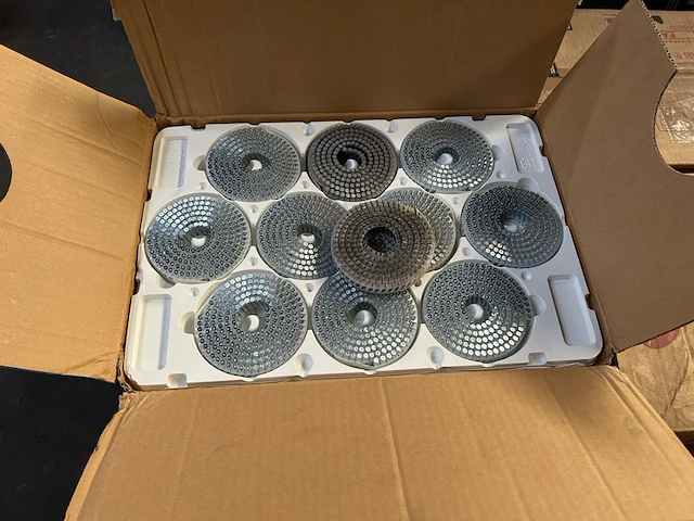 9 dozen met rolspijkers - afbeelding 1 van  3