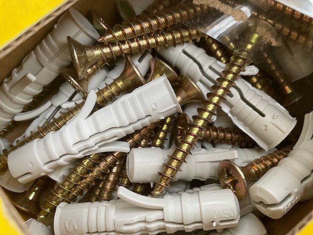 9 dozen universele pluggen ; pluggen met schroeven - afbeelding 6 van  6