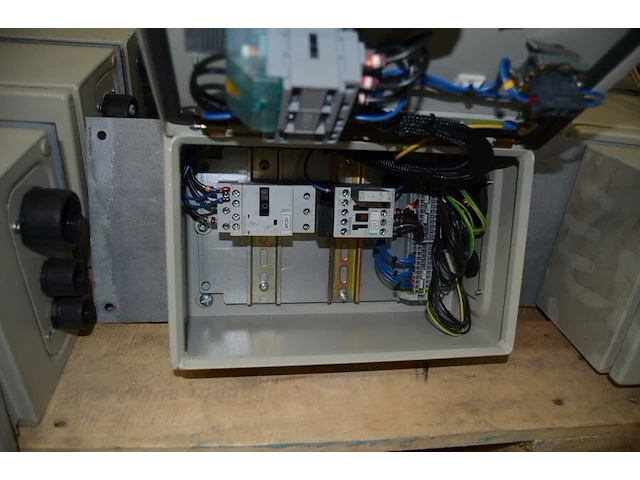 9 industriele stroomkasten met inhoud - afbeelding 5 van  5
