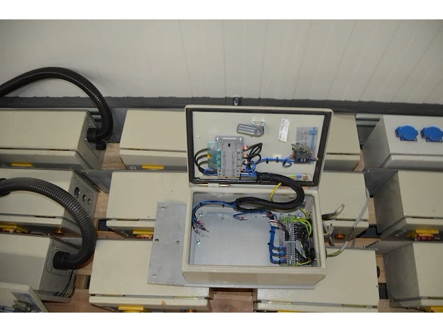 9 industriele stroomkasten met inhoud - afbeelding 3 van  5