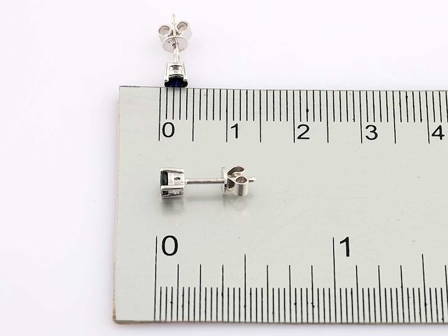 9 kt witgouden oorbel met blauwe saffier - afbeelding 1 van  8