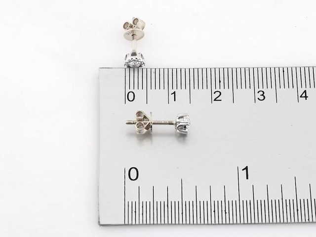 9 kt witgouden oorbel met natuurlijke diamant - afbeelding 5 van  6