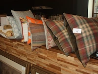 9 kussens: mulberry, manovas, pierre frey, 20 diverse kwasten in verschillende maten, sierbord (71,72,73,74,78) - afbeelding 1 van  6