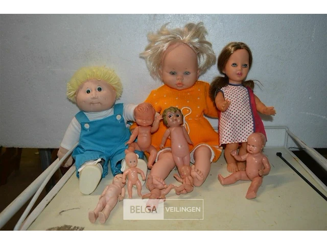 ±9 oude poppen - afbeelding 1 van  4