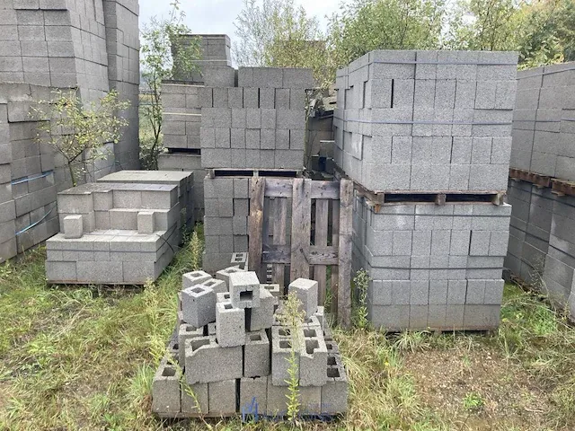 9 palletten betonmetselstenen - afbeelding 1 van  7