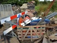 9 signalisatieborden, 9 kunststof voeten, 2 hekken, 2 verkeerskegels, 2 paaltjes met verkeersbord