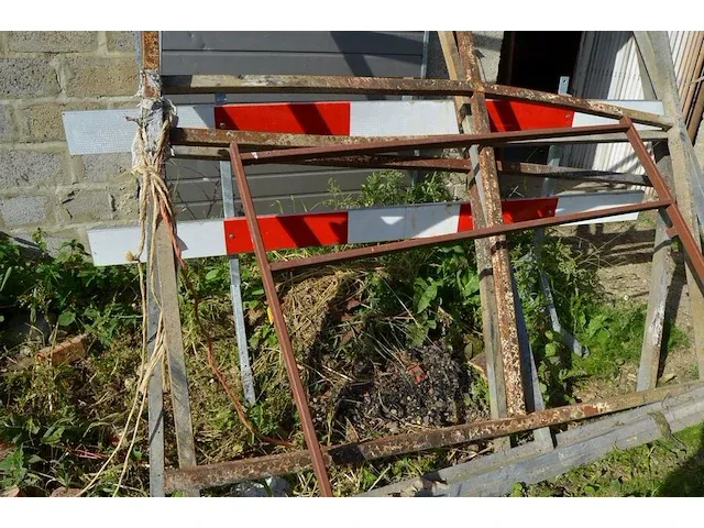 9 signalisatieborden, 9 kunststof voeten, 2 hekken, 2 verkeerskegels, 2 paaltjes met verkeersbord - afbeelding 3 van  10