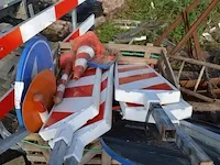 9 signalisatieborden, 9 kunststof voeten, 2 hekken, 2 verkeerskegels, 2 paaltjes met verkeersbord - afbeelding 5 van  10