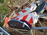 9 signalisatieborden, 9 kunststof voeten, 2 hekken, 2 verkeerskegels, 2 paaltjes met verkeersbord - afbeelding 6 van  10