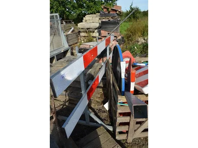 9 signalisatieborden, 9 kunststof voeten, 2 hekken, 2 verkeerskegels, 2 paaltjes met verkeersbord - afbeelding 8 van  10