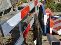9 signalisatieborden, 9 kunststof voeten, 2 hekken, 2 verkeerskegels, 2 paaltjes met verkeersbord - afbeelding 8 van  10