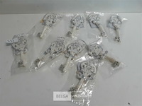9 x hangdeco sleutel 12 cm zilver/wit - afbeelding 1 van  3