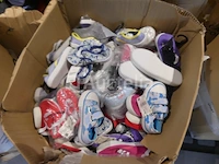 90 diverse veelkleurige kinderbaby's - afbeelding 1 van  7