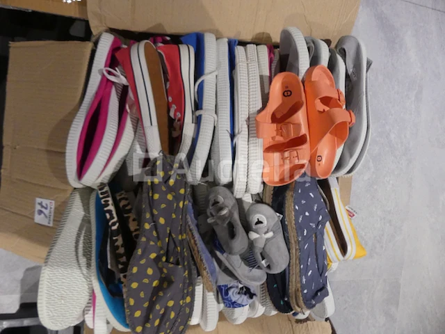 90 paar espadrilles ,baby,diversen,veelkleurig - afbeelding 1 van  6