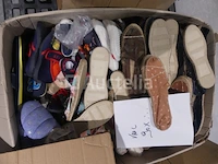 90 paar espadrilles en verschillende veelkleurige - afbeelding 1 van  7