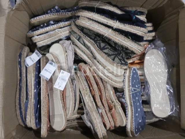90 paar veelkleurige espadrilles - afbeelding 1 van  6