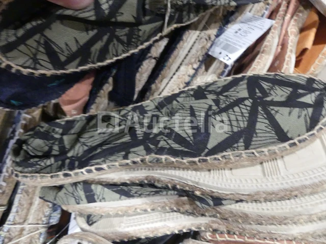90 paar veelkleurige espadrilles - afbeelding 2 van  6