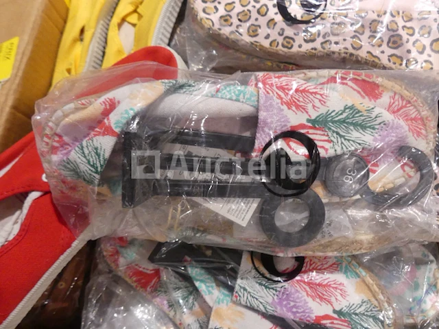 90 paar veelkleurige espadrilles - afbeelding 6 van  6