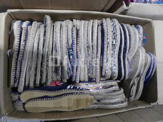 90 paar veelkleurige espadrilles - afbeelding 1 van  7
