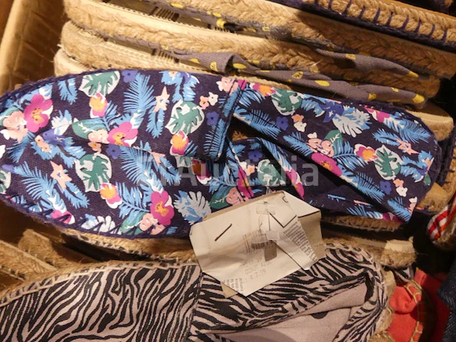 90 paar veelkleurige espadrilles - afbeelding 4 van  7