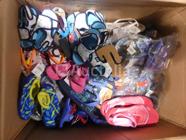 90 veelkleurige diverse strandschoenen - afbeelding 2 van  9