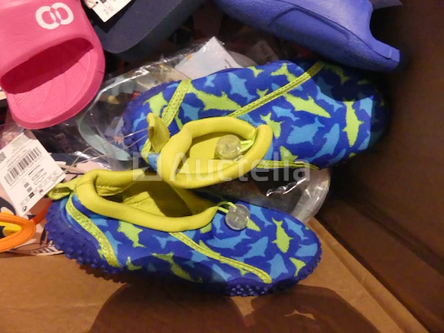 90 veelkleurige diverse strandschoenen - afbeelding 4 van  9