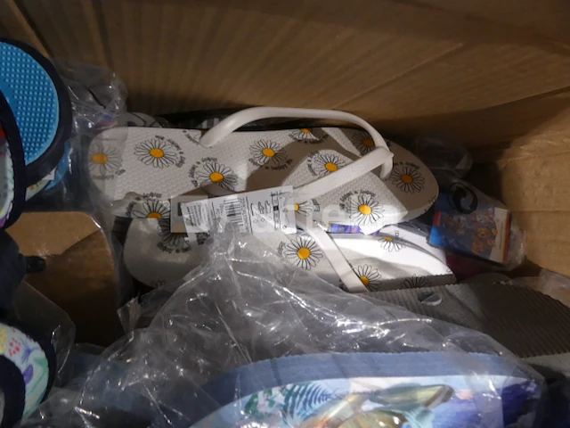 90 veelkleurige diverse strandschoenen - afbeelding 5 van  9