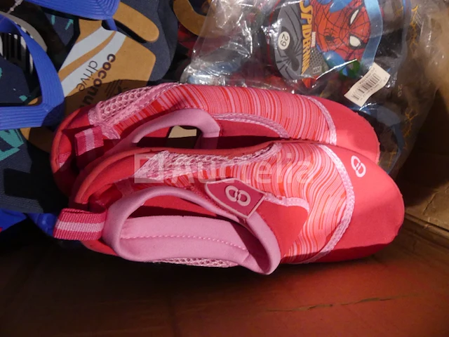 90 veelkleurige diverse strandschoenen - afbeelding 6 van  9