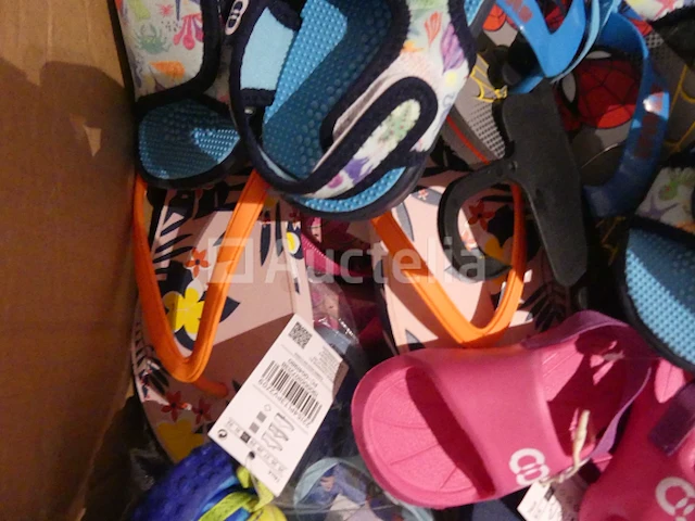 90 veelkleurige diverse strandschoenen - afbeelding 7 van  9