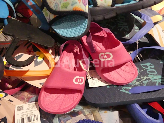 90 veelkleurige diverse strandschoenen - afbeelding 8 van  9