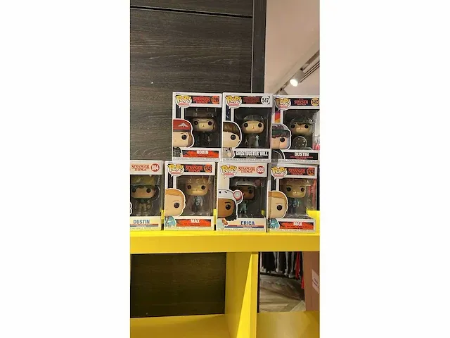 91 stuks diversen merk: stranger things, funko,etc - afbeelding 1 van  2